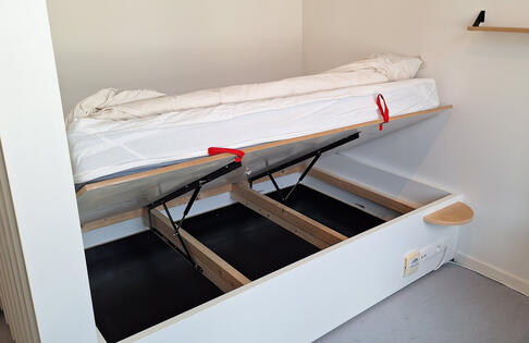 Storage bed with extra luggage space